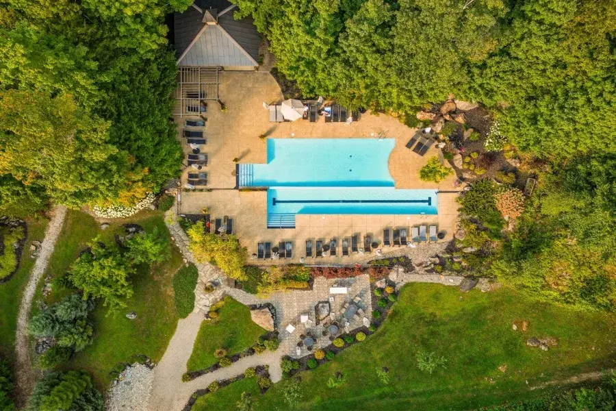 Espace de vie et piscine communes